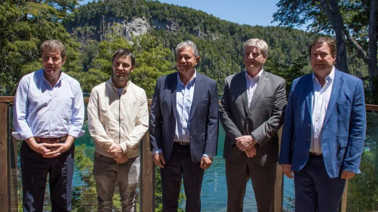 Francos traspasó obras públicas a dos gobernadores patagónicos por la negociación de la ley Bases